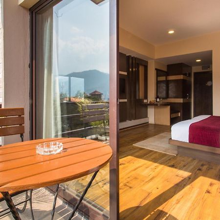 Hotel Queens Park Pokhara Exterior photo