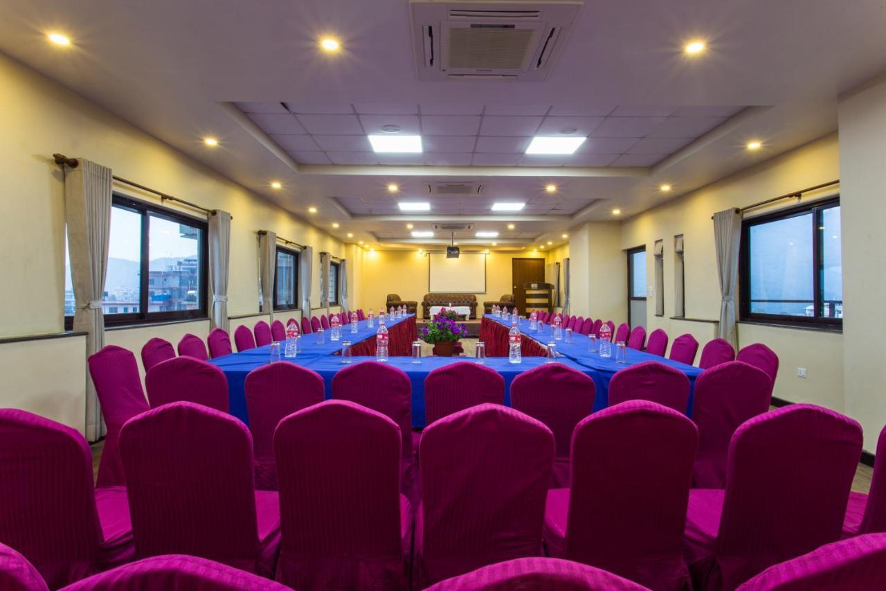 Hotel Queens Park Pokhara Exterior photo